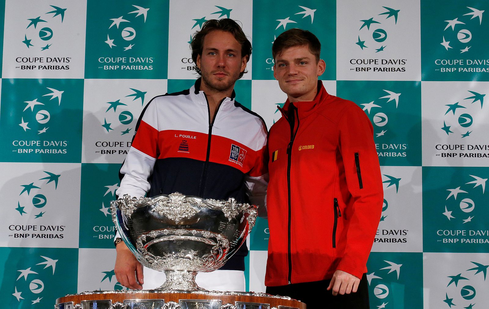 El francés Pouille y el belga Goffin posan durante la presentación de la final de la Davis