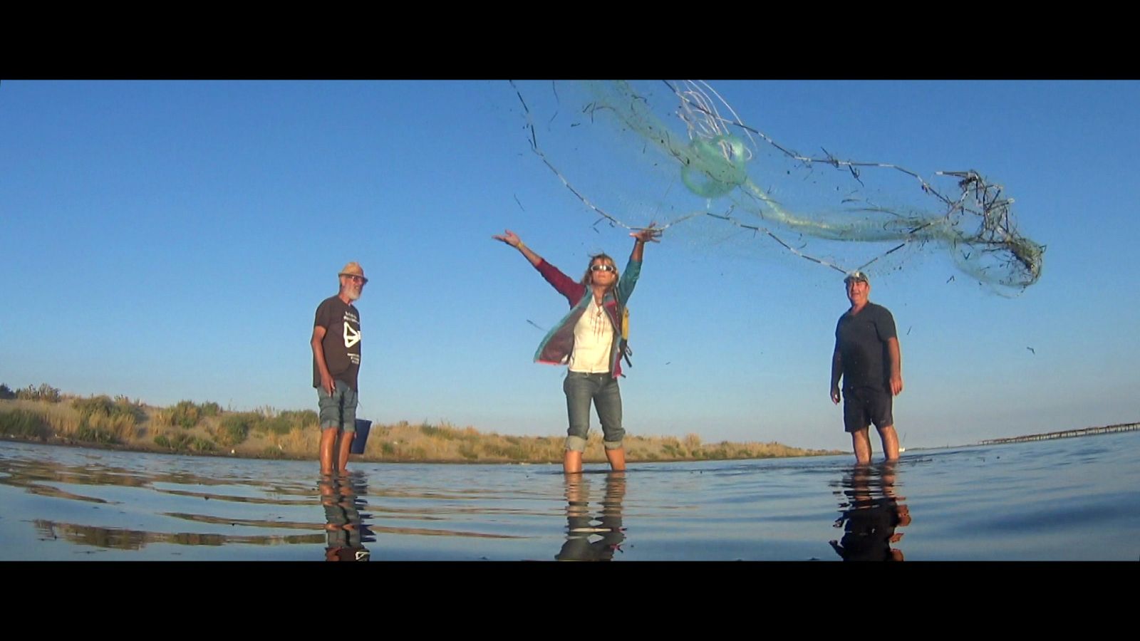 Araceli Segarra lanza la red para pescar en el Delta del Ebro