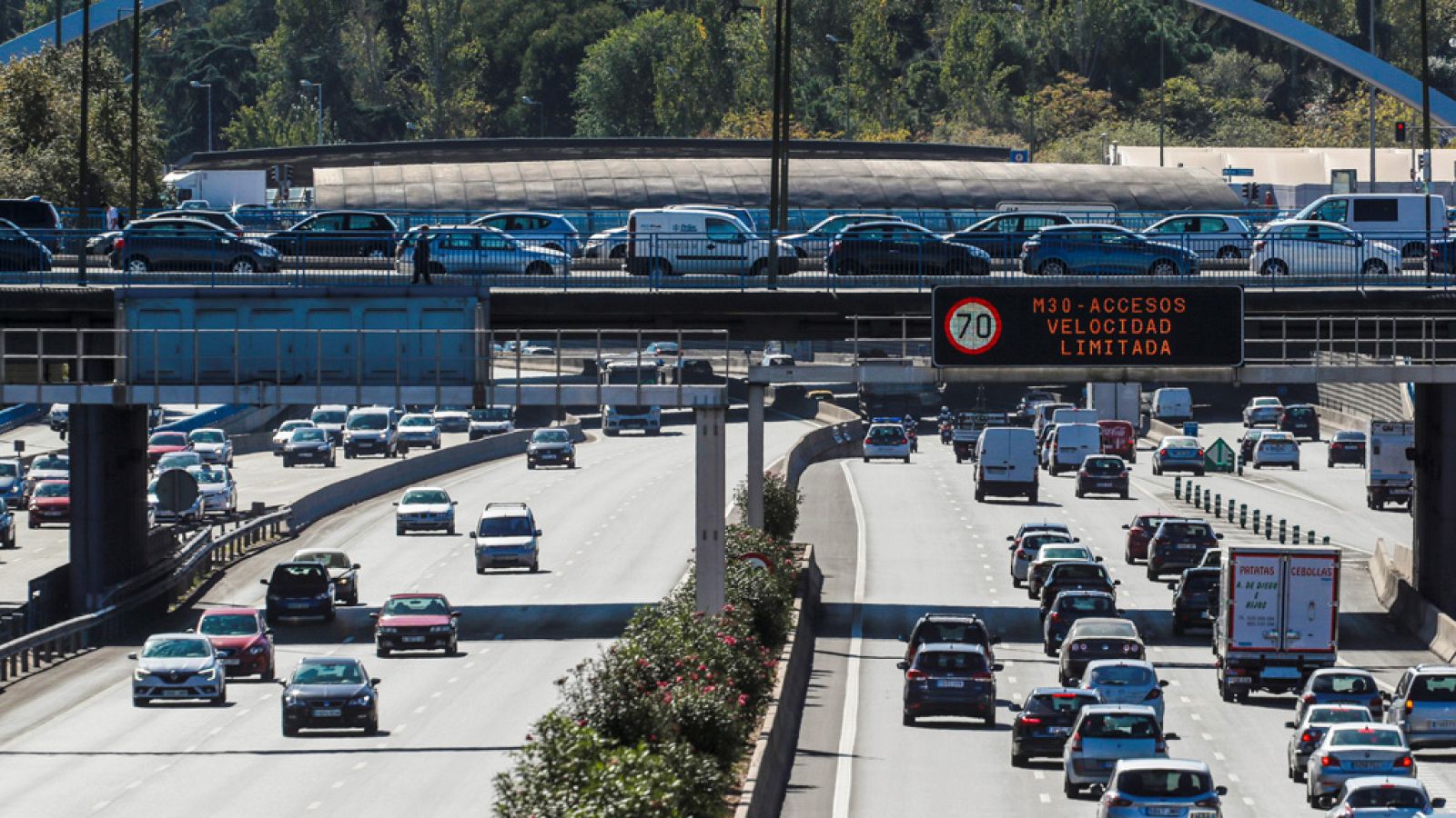 Un luminoso prohíbe la velocidad a más de 70 km/h en la vía de circunvalación de la M-30