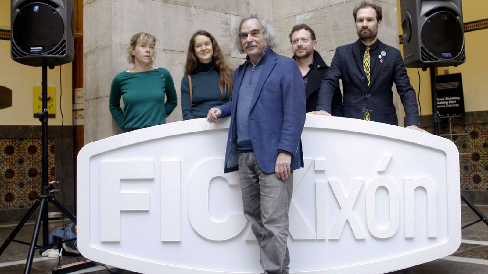 El director Eugène Green acompñado por parte del elenco de su última película 'En Atetendant les Barbares'