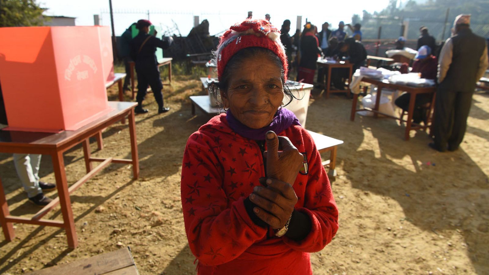 Nepal vota en las primeras elecciones generales con su nueva Constitución