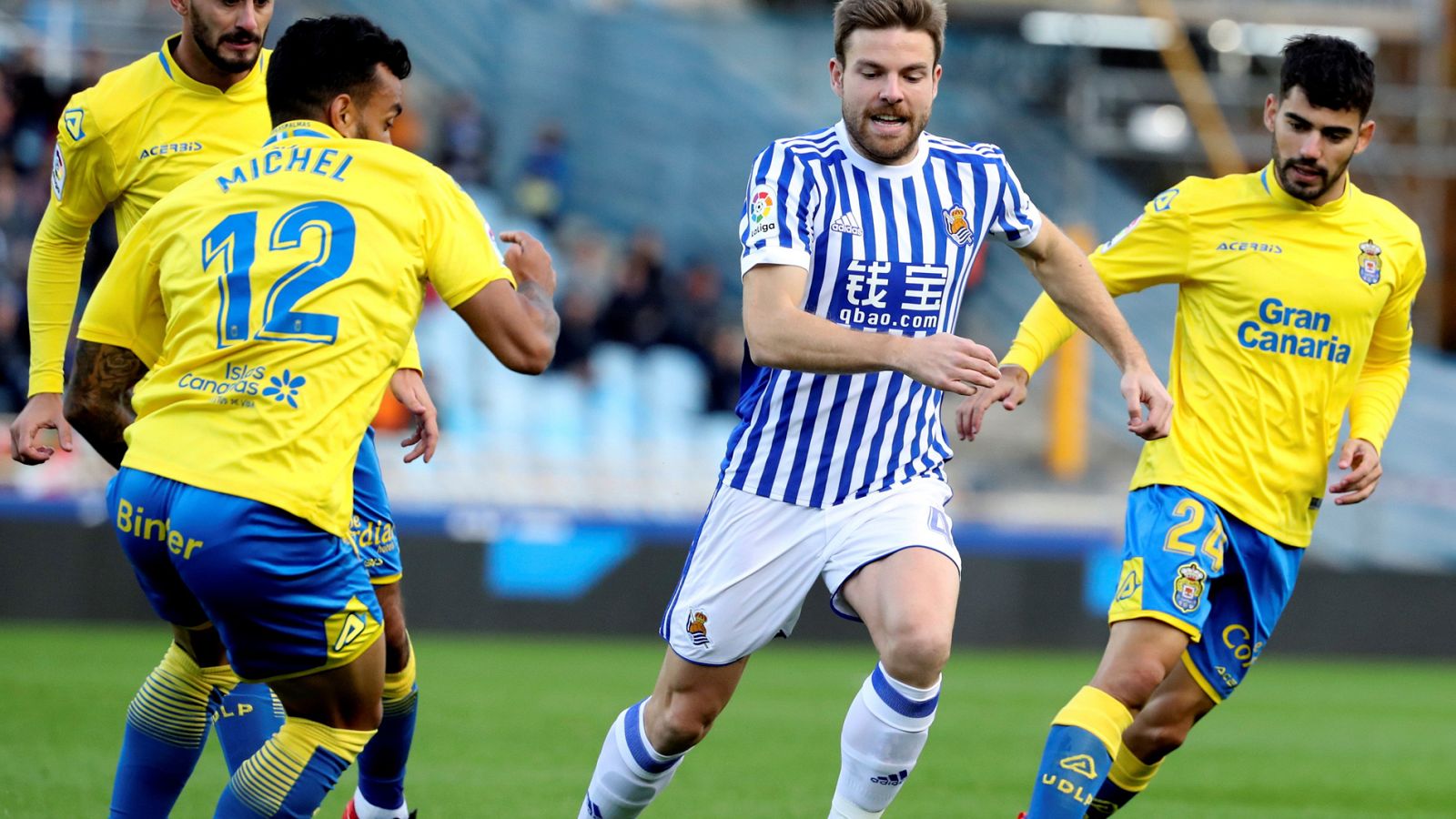 Asier Illarramendi (c) disputa un balón con los jugadores de Las Palmas Míchel Macedo (i) y 'Tana' (d).