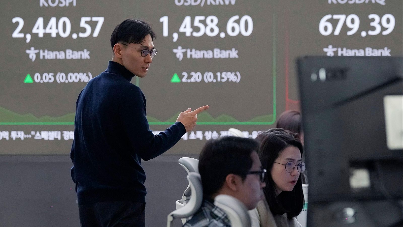 Un operador de divisas en la sede del KEB Hana Bank en Seúl, Corea del Sur