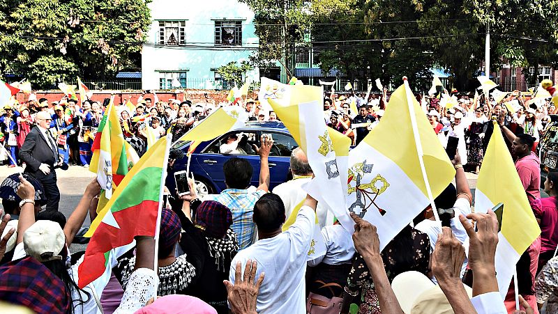 El papa Francisco llega a Birmania y se entrevista con el jefe de las Fuerzas Armadas por los rohinyá