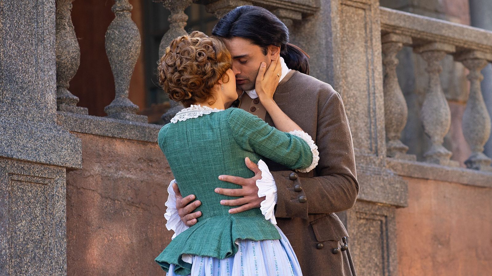 Alguien ve a Rafael y Adriana cuando comparten un beso furtivo