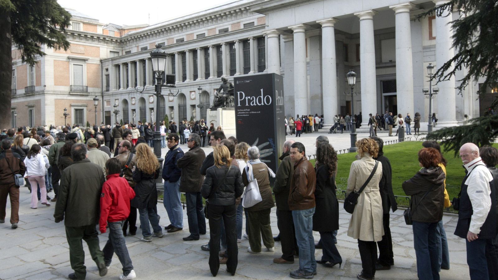 Imagen de archivo de turistas frente al Museo del Prado.