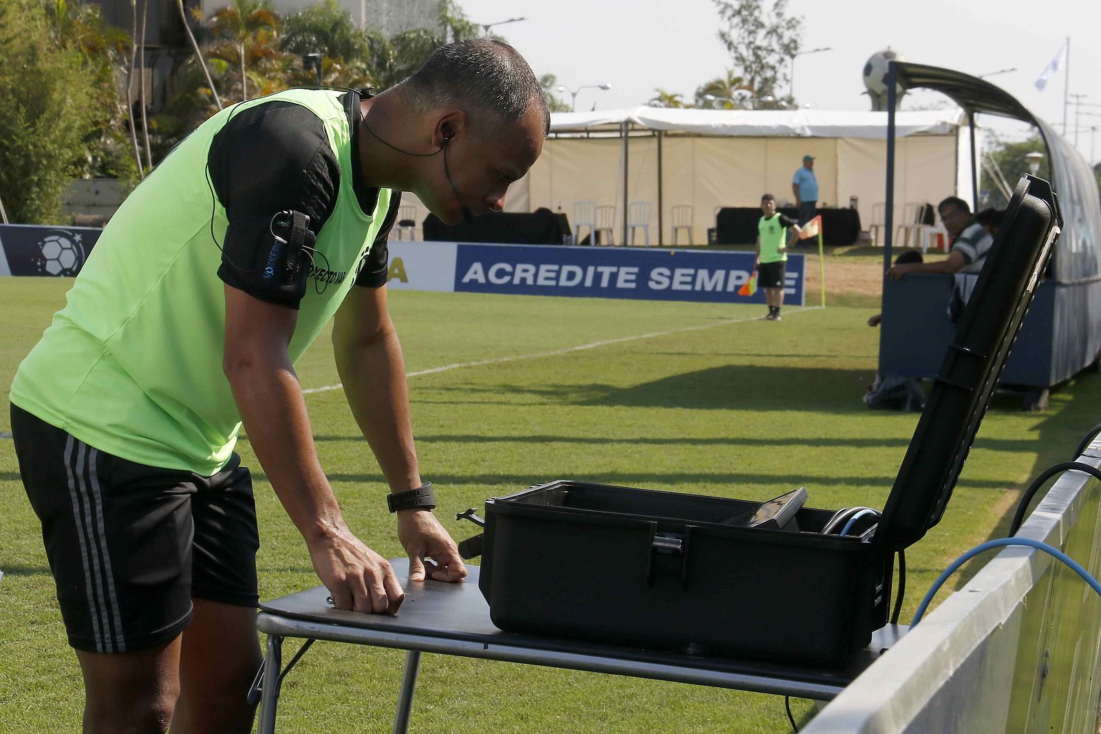 Un árbitro de la FIFA ensaya el sistema de Asistencia Arbitral de Video (VAR).