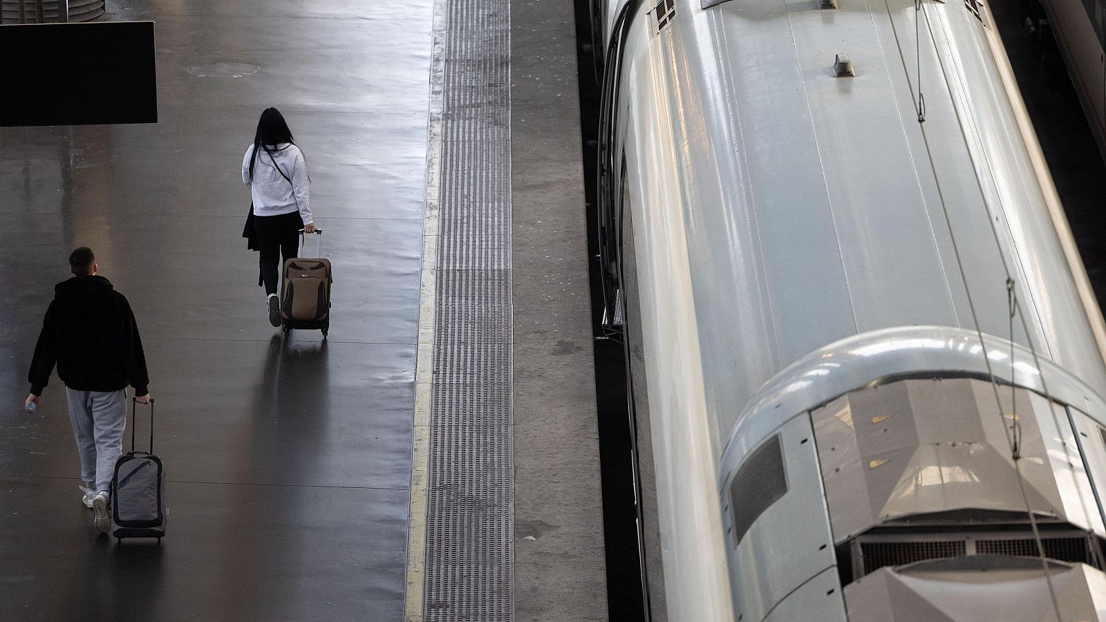 Imagen de pasajeros en la estación de tren de Atocha-Almudena Grandes de Madrid
