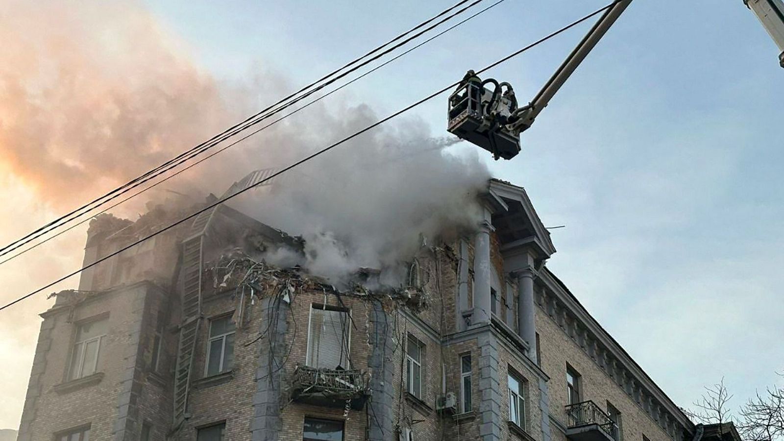 Los bomberos trabajan en el lugar del ataque con drones en Kiev
