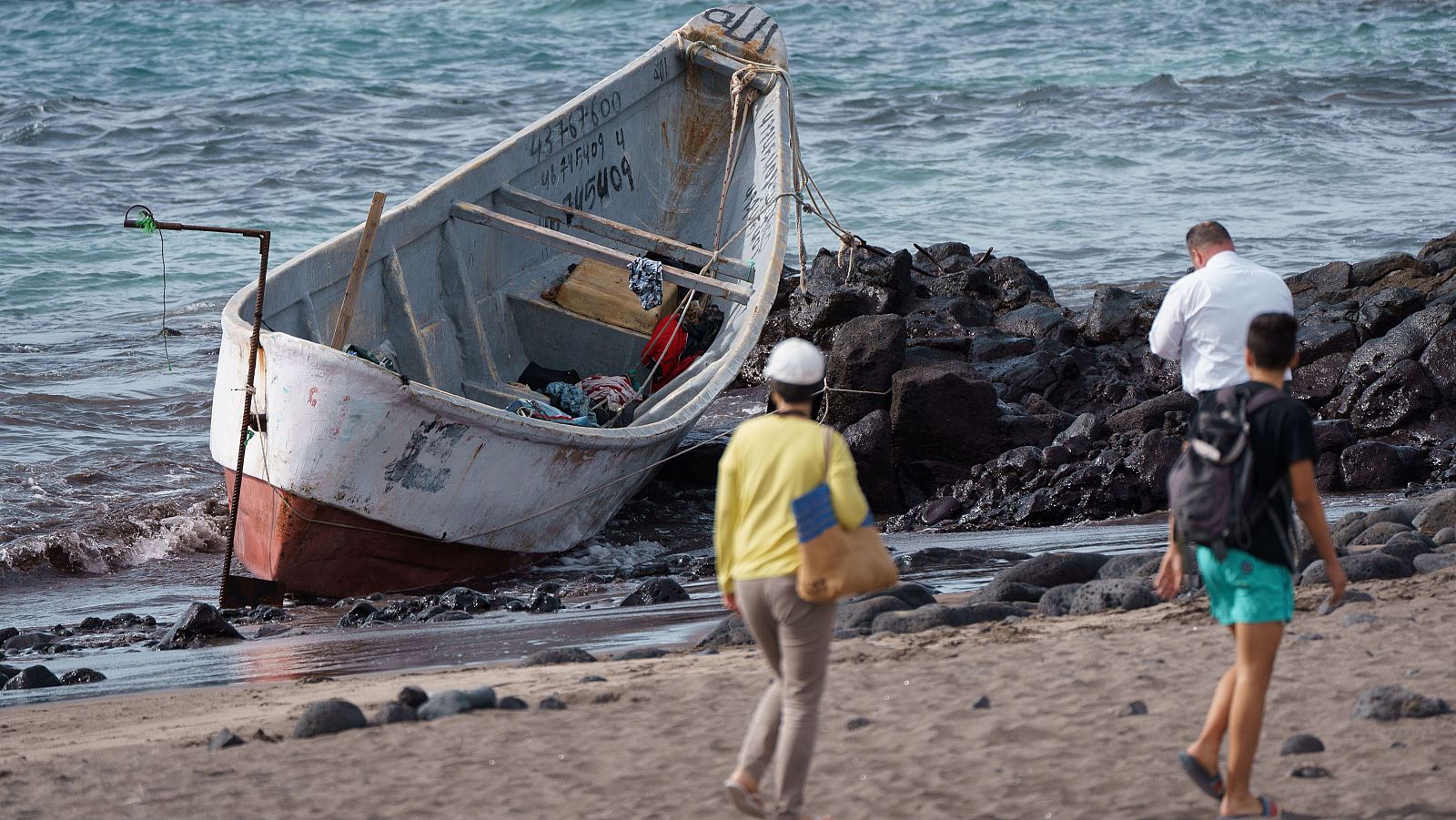 Tres cayucos y dos neumáticas llegan a las costas canarias en las últimas horas