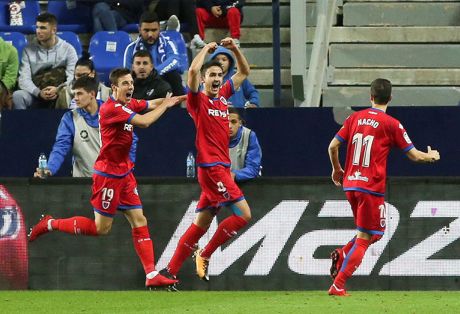 Los jugadores del Numancia festejan su gol.