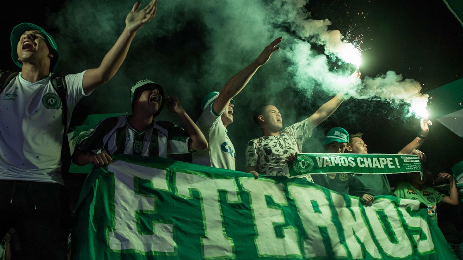 La afición del Chapecoense recuerda a las víctimas del accidente aéreo