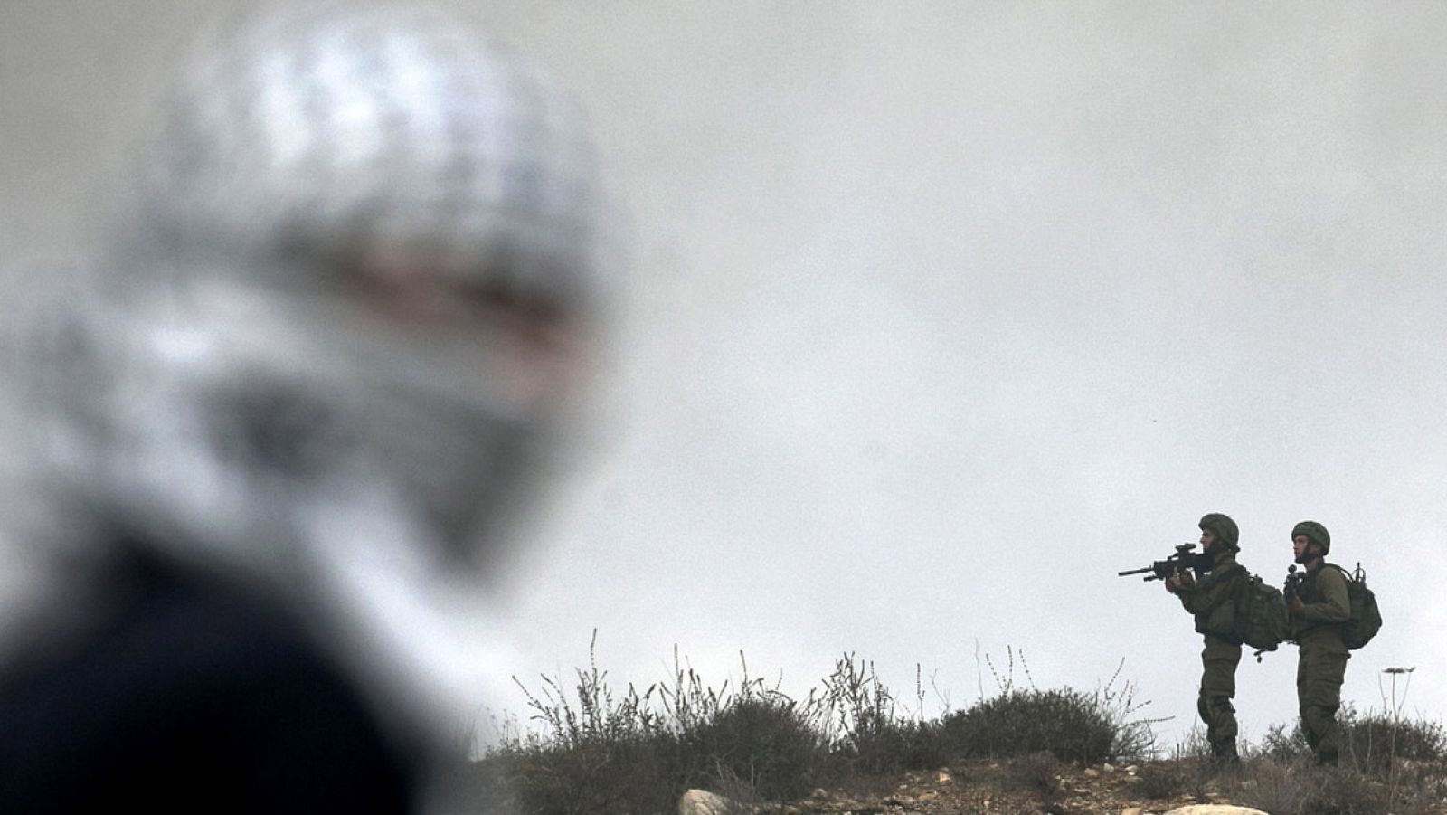 Soldados israelíes reprimen una protesta por la expropiación de tierra palsetina en Kfar Qaddum, cerca de Nablus, en Cisjordania