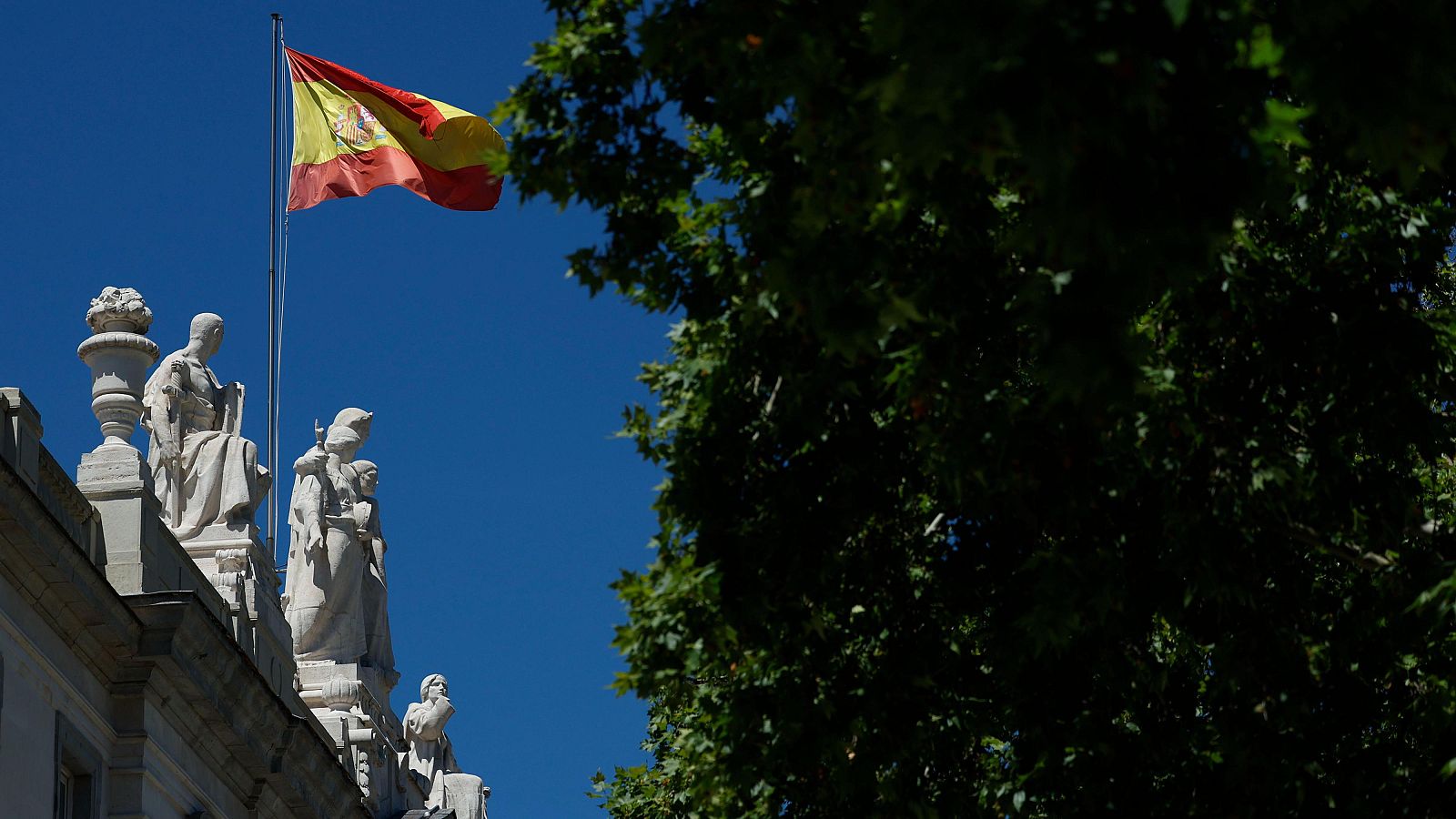 Vista del coronamiento superior de la sede del Tribunal Supremo
