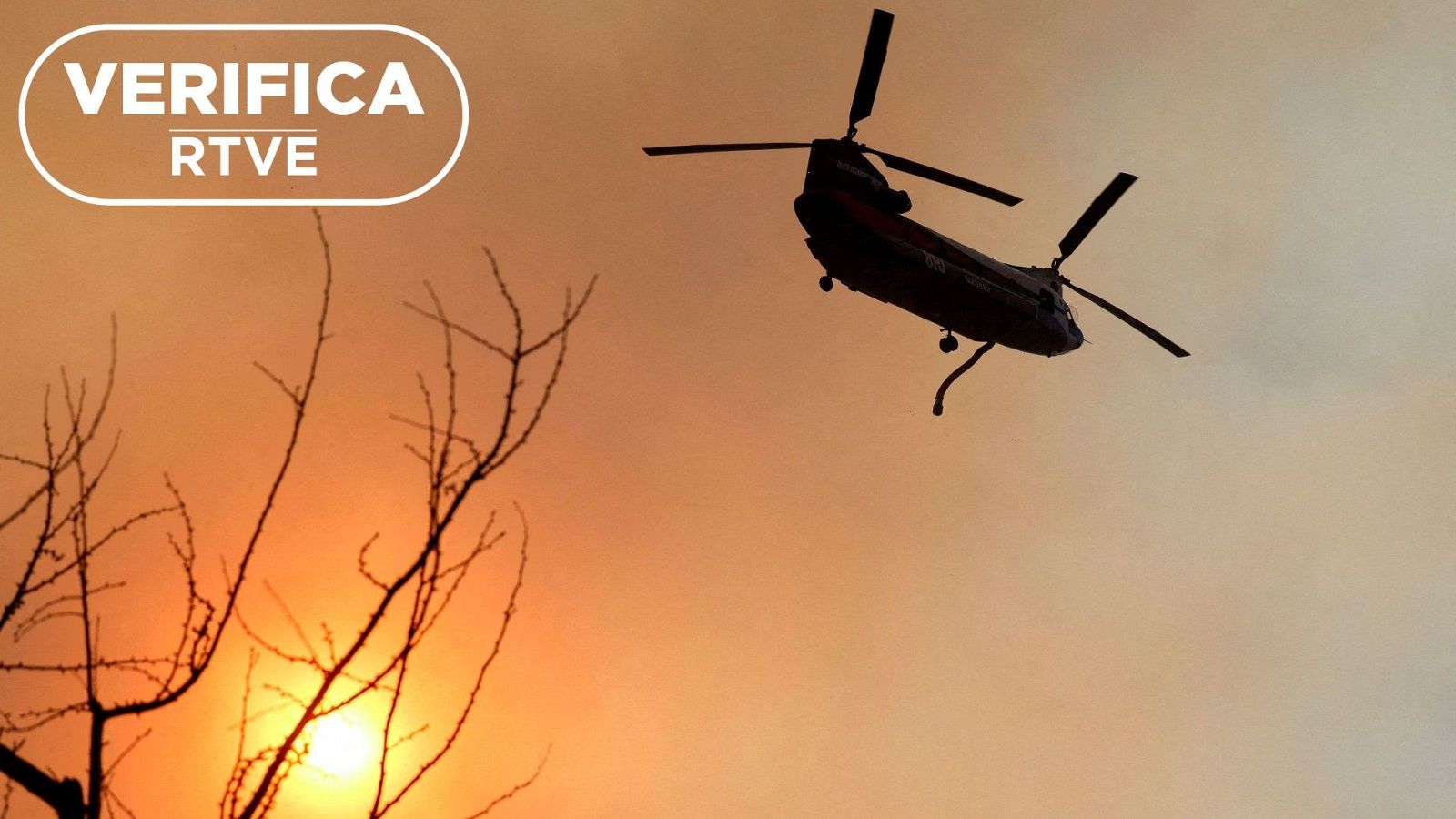 Helicóptero en silueta sobre un cielo anaranjado con humo, junto a mangueras y el logo 'VERIFICA RTVE'.