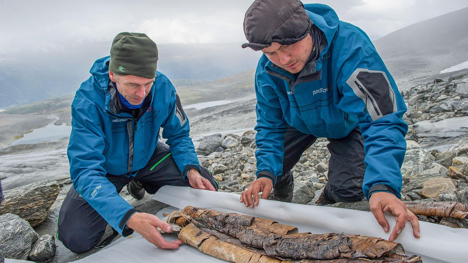 Arqueólogos trasladan un hallazgo destapado por el deshielo en Lendbreen, Noruega