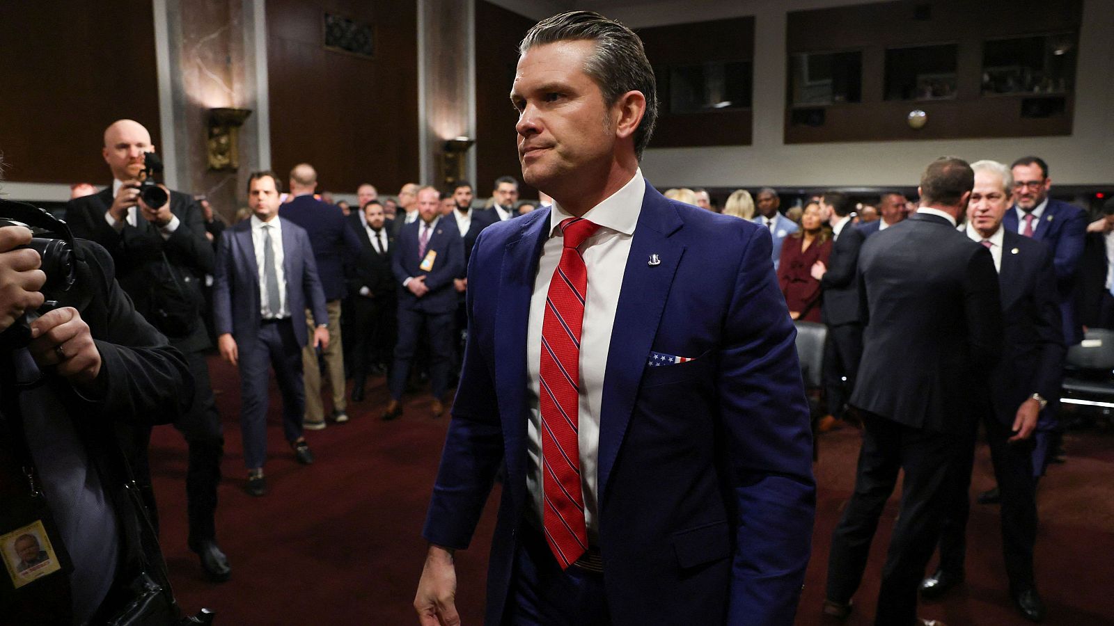 El candidato Trump para ser secretario de Defensa, Pete Hegseth, abandona una audiencia de confirmación del Comité de Servicios Armados del Senado en Washington D.C.