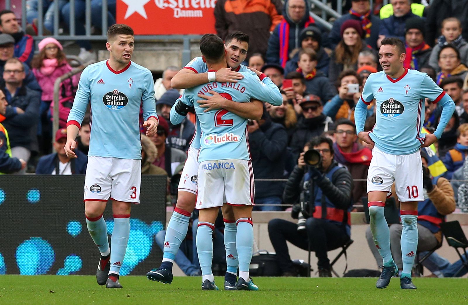 Maxi Gómez celebra el tanto del empate ante los culés.