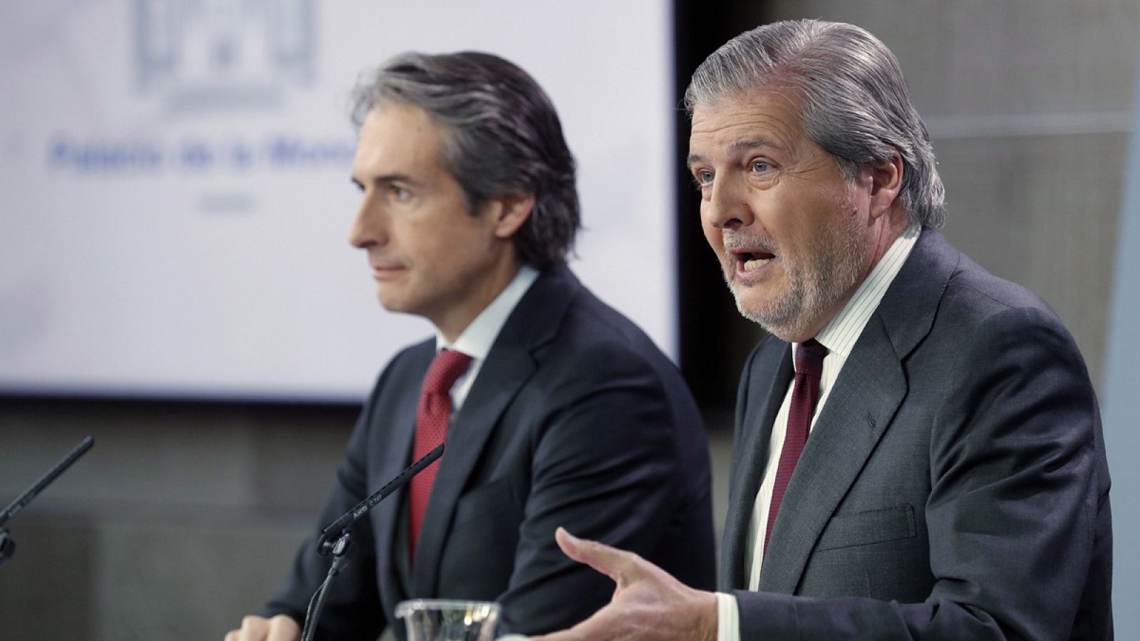 El ministro de Fomento, Íñigo de la Serna, y el portavoz del Gobierno, Méndez de Vigo