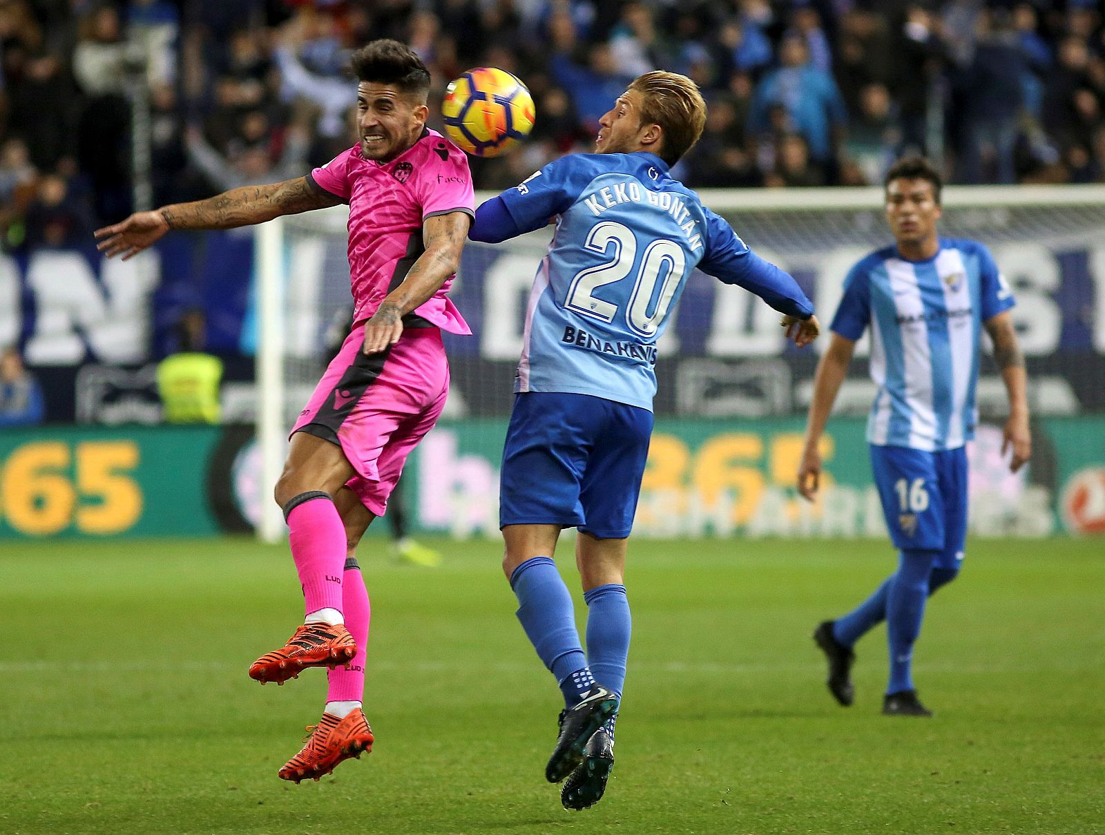 Samu García pelea un balón con Sergio Gontán "Keko".