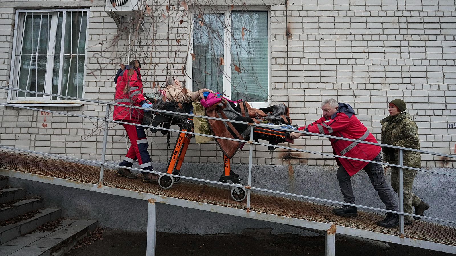 Un prisionero de guerra ucraniano es trasladado por los médicos tras un intercambio, en un lugar no revelado de Ucrania