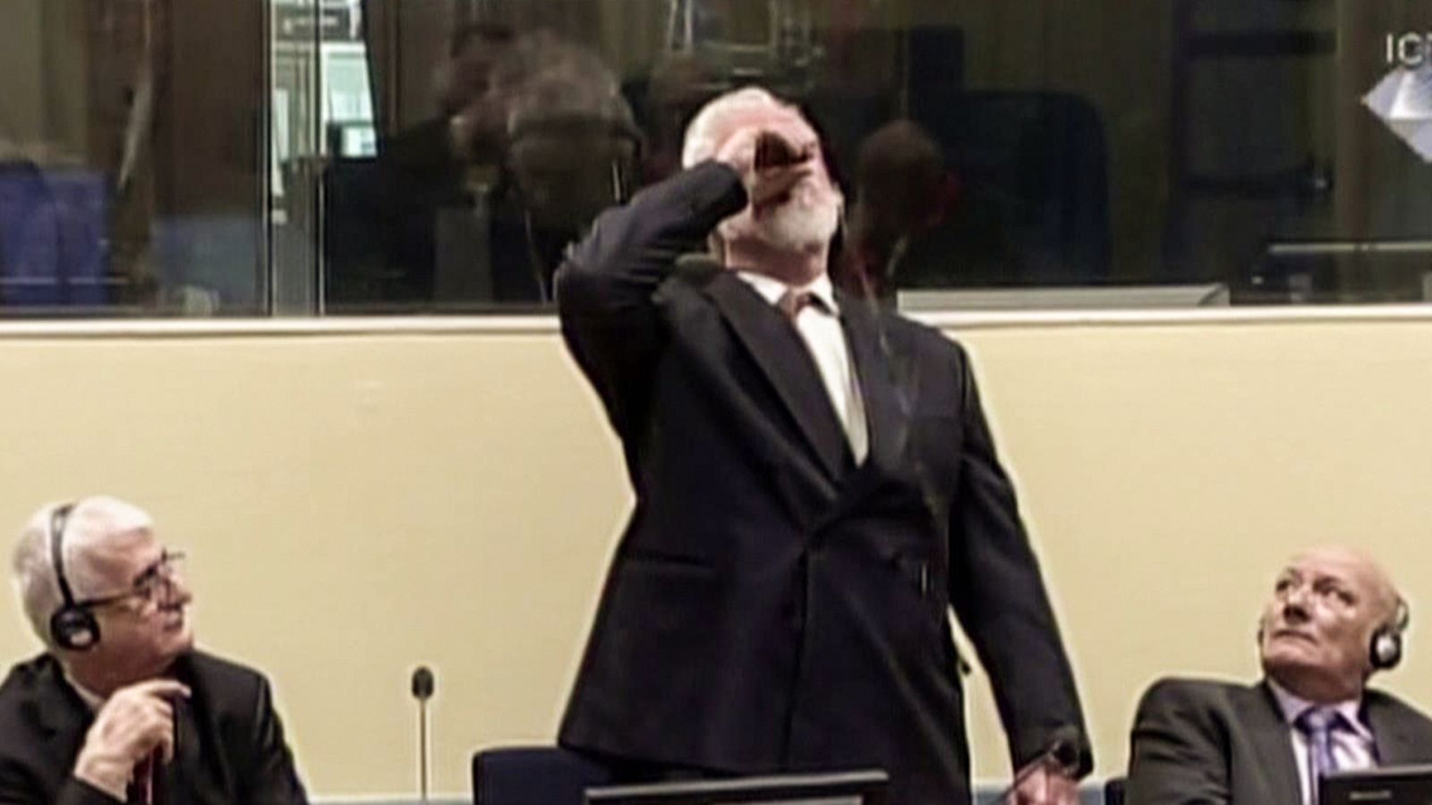 Fotograma que muestra al general bosnio-croata Slobodan Praljak ingiriendo veneno