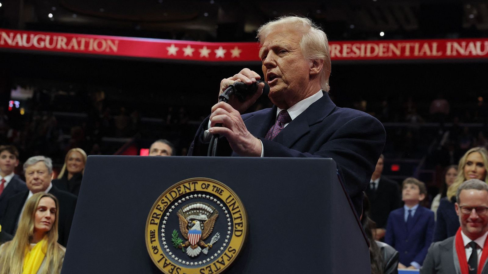 Toma de posesión de Trump: el presidente de Estados Unidos habla durante el desfile inaugural en el Capital One Arena