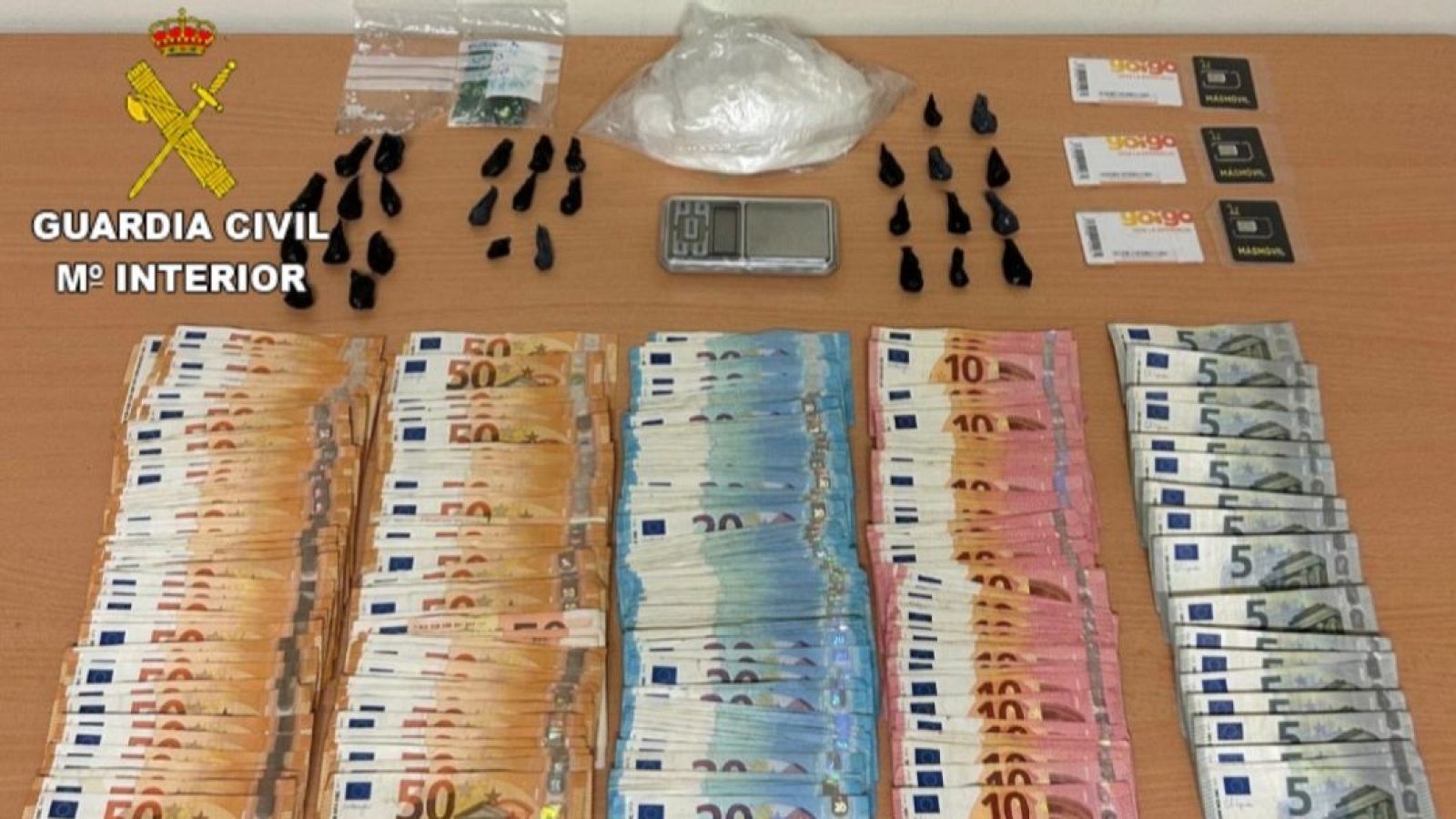 Efectos incautados durante una operación de la Guardia Civil en la localidad de A Estrada, Pontevedra