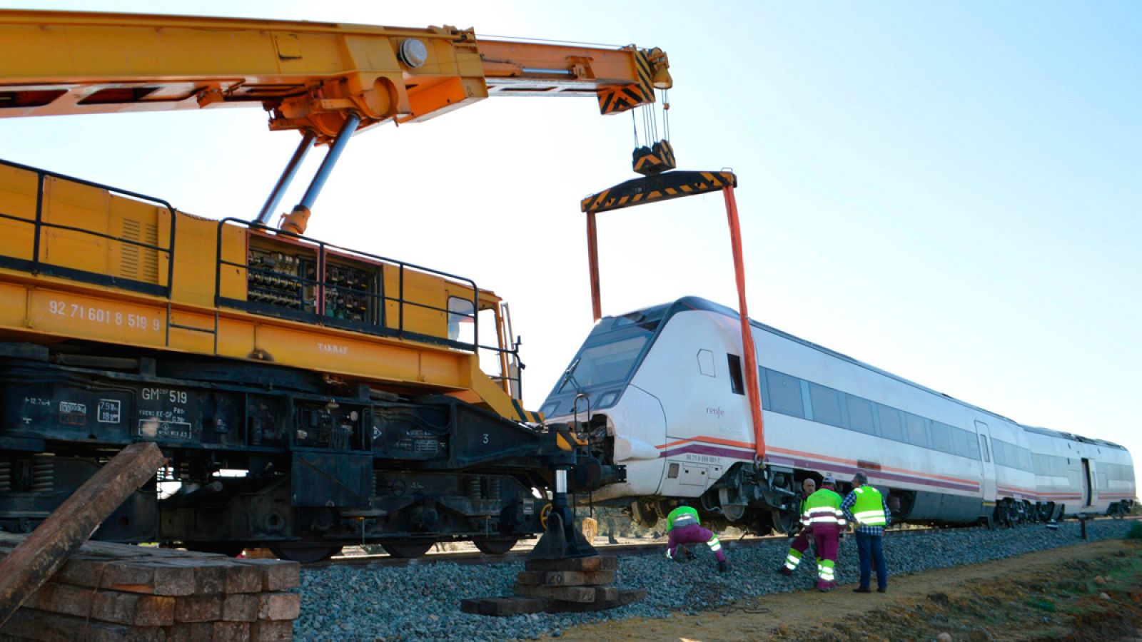 Técnicos de Adif retirando el convoy siniestrado el pasado miércoles en Arahal (Sevilla)