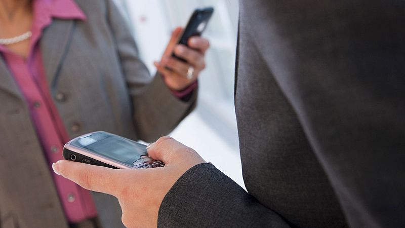 El SMS cumple un cuarto de siglo relegado al olvido por WhatsApp