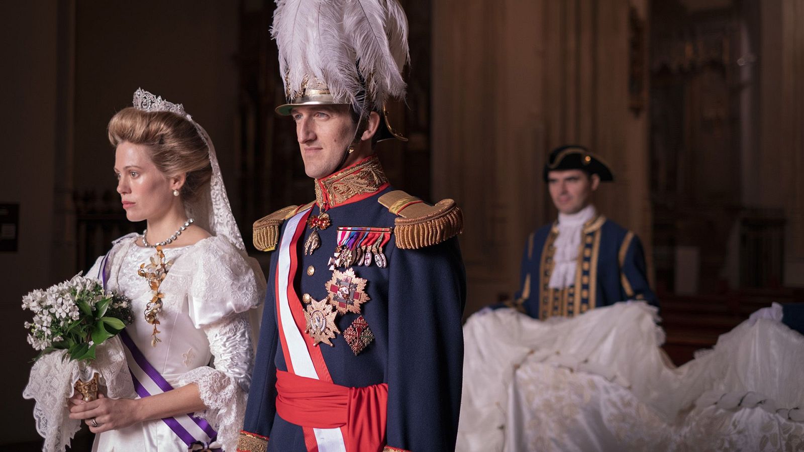 Boda en iglesia: novia con vestido blanco y tiara, novio con uniforme militar, asistente sujetando la cola del vestido.  Ambiente formal y opulento.