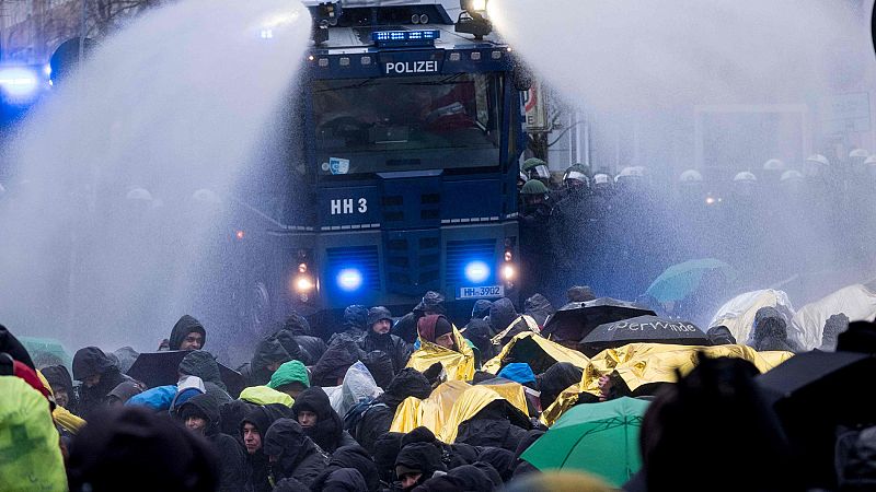 La ultraderecha alemana celebra su congreso en Hannover en medio de protestas