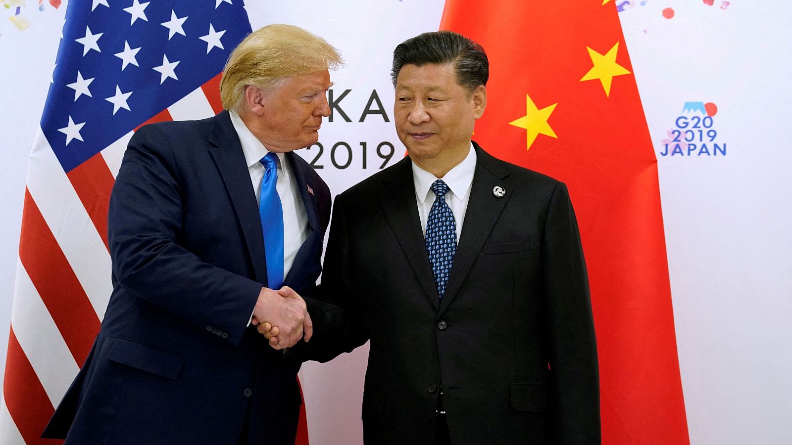 El presidente de Estados Unidos, Donald Trump, y el presidente de China, Xi Jinping, se estrechan la mano