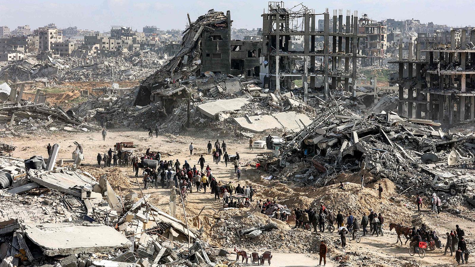 Decenas de desplazados caminan entre los escombros en Jabalia, al norte de Gaza