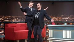 Es famoso, actor, español y colecciona fotos de muertos. Tiene una de las mayores recopilaciones del mundo