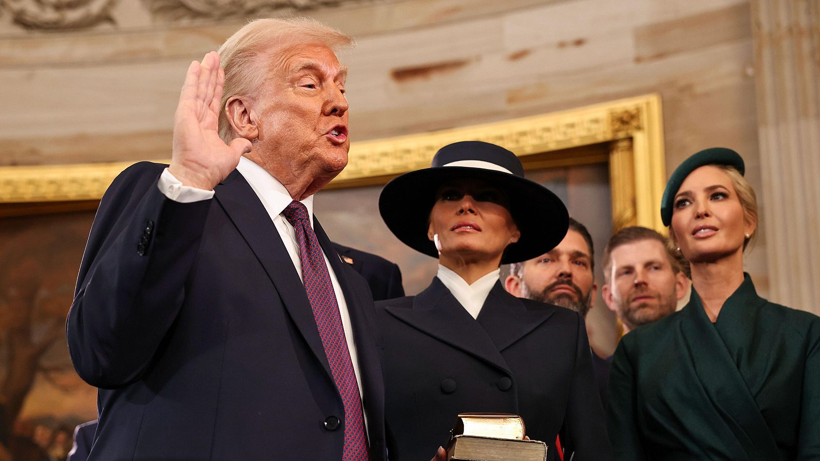 Juramentación presidencial: Donald Trump presta juramento, acompañado por Melania e Ivanka Trump en la ceremonia.