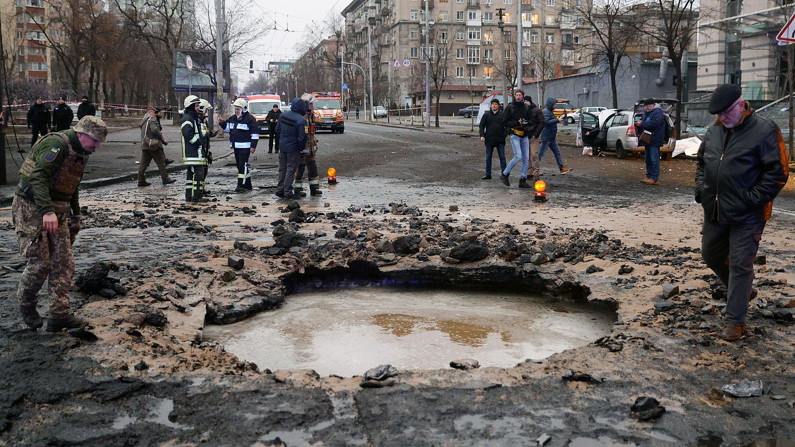 Cráter dejado por una bomba rusa en Ucrania