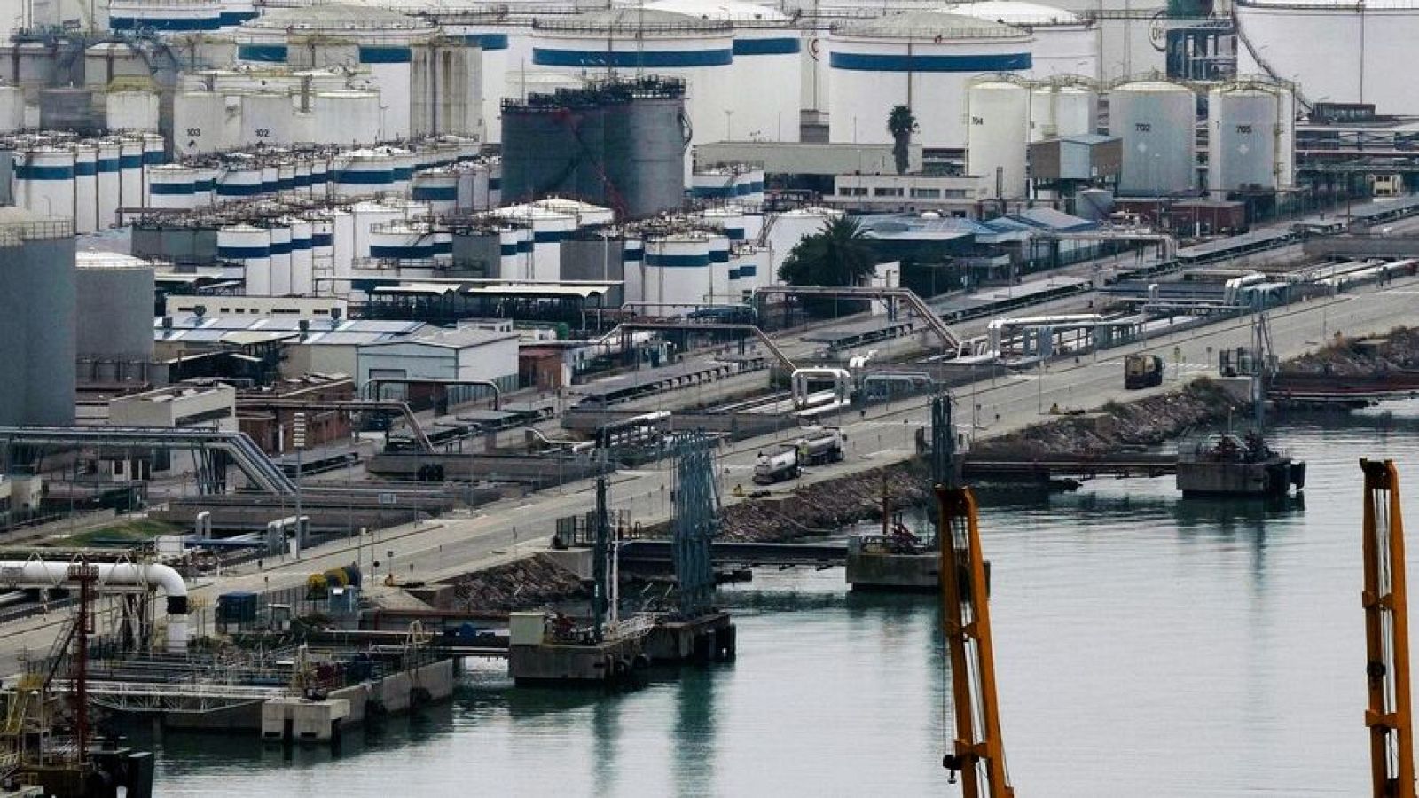 Explosión en el Puerto de Barcelona: un muerto, un herido crítico y tres leves