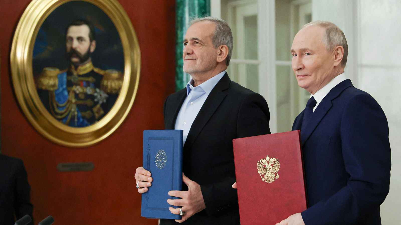 El presidente ruso Vladimir Putin y el presidente iraní Masoud Pezeshkian durante la firma de un acuerdo de asociación estratégica entre ambos países.