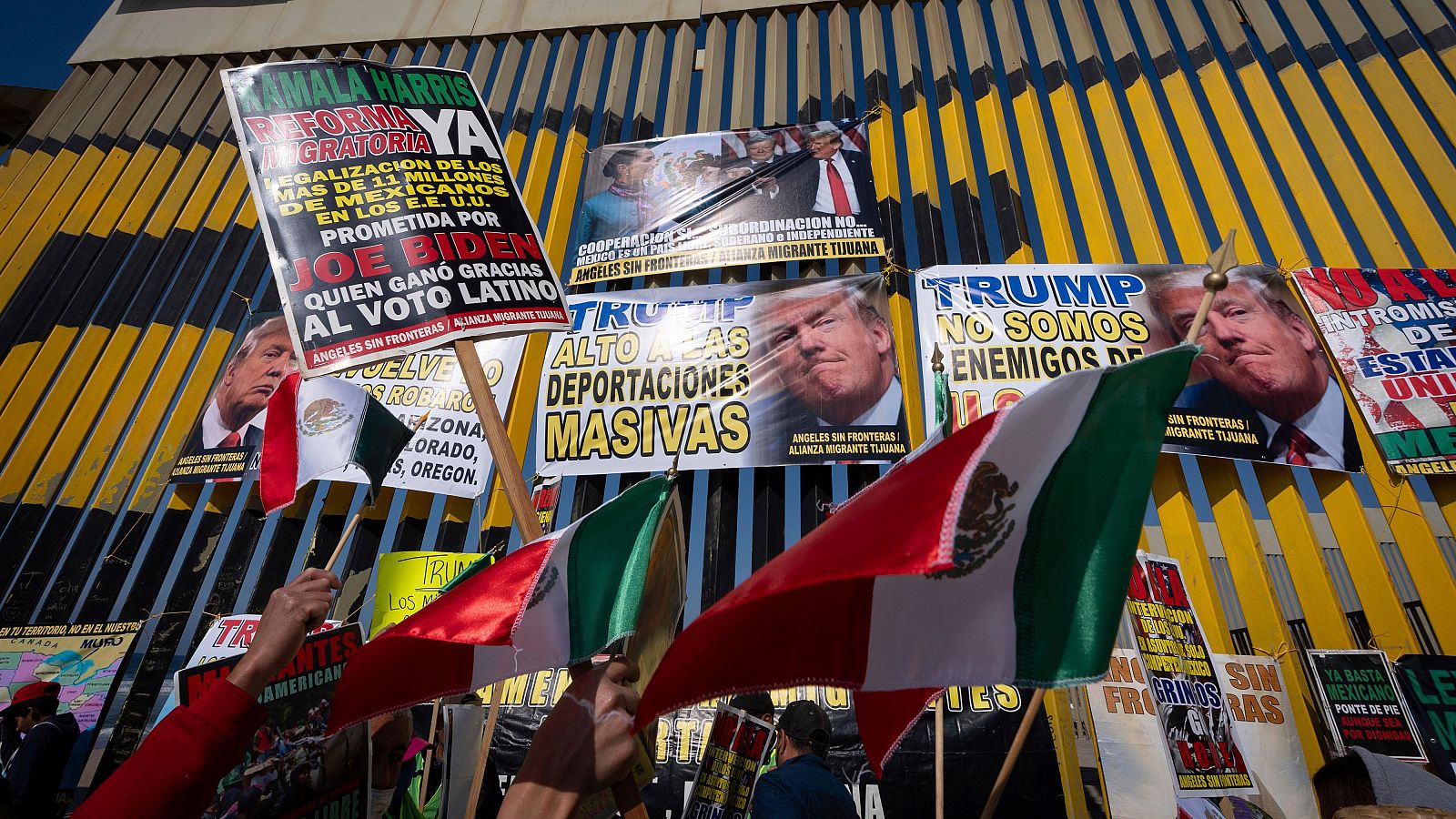Varias personas ondean banderas mexicanas en una protesta contra las medidas antimigración del presidente estadounidense, Donald Trump