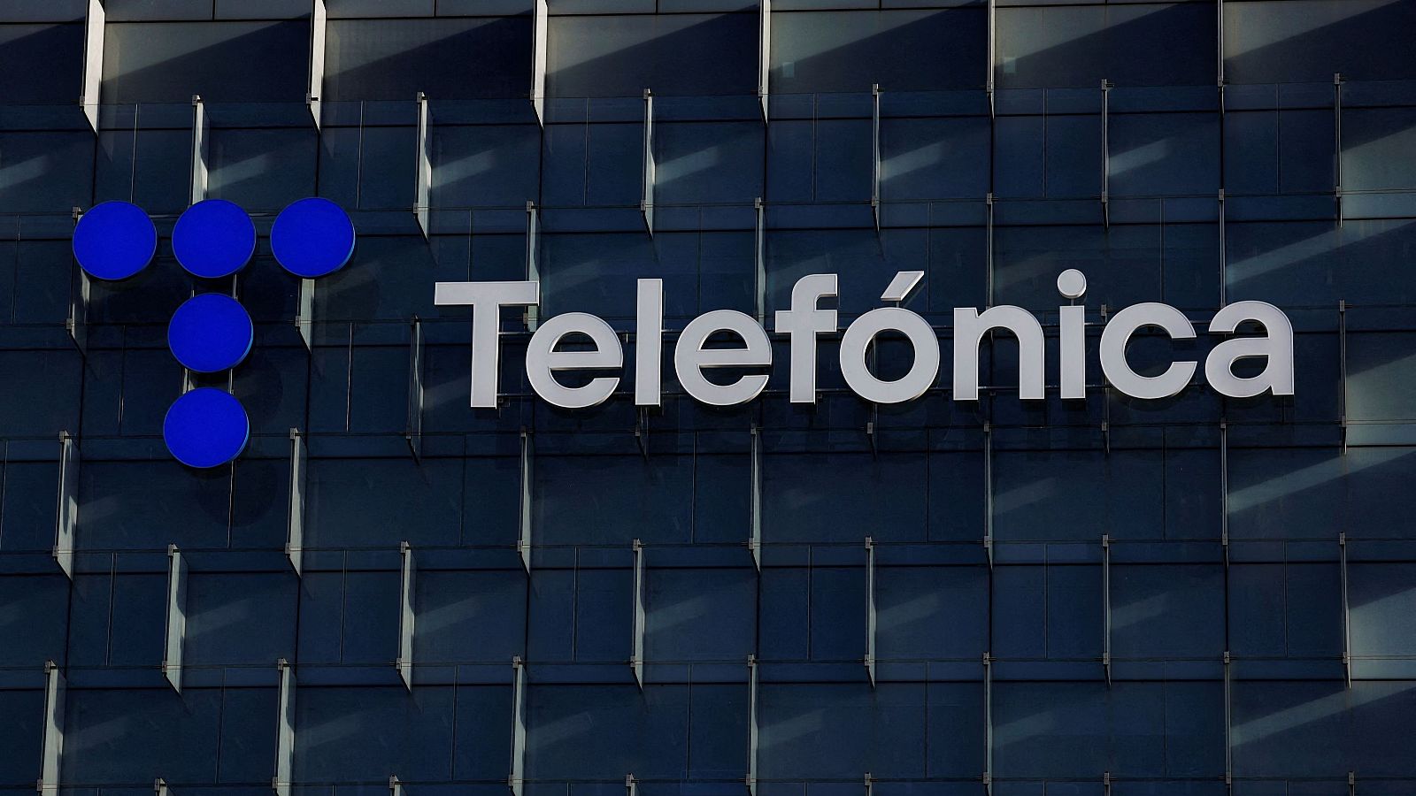 el logo de Telefónica en la fachada de su sede en Madrid