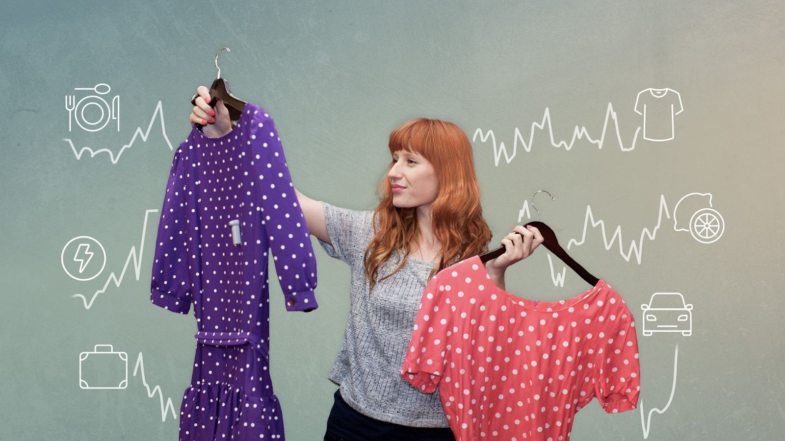 Una mujer compara dos vestidos en una tienda