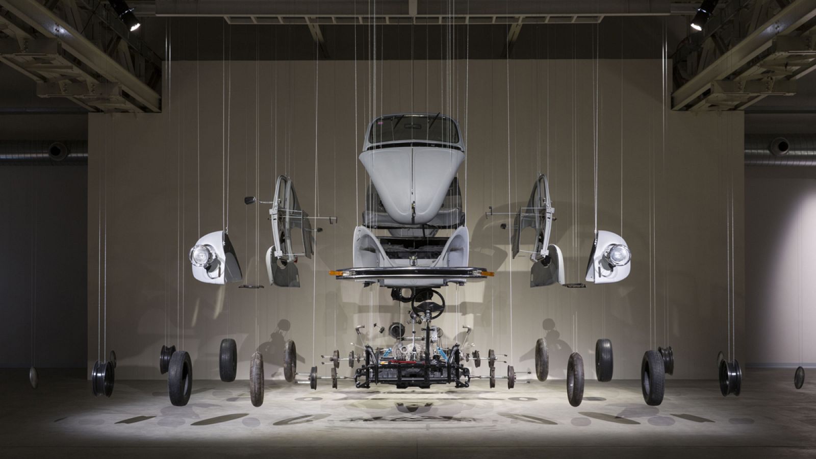 'Cosa cósmica', 2002, Damián Ortega.Volkswagen Escarabajo de 1989. Cortesía del artista y de kurimanzutto.