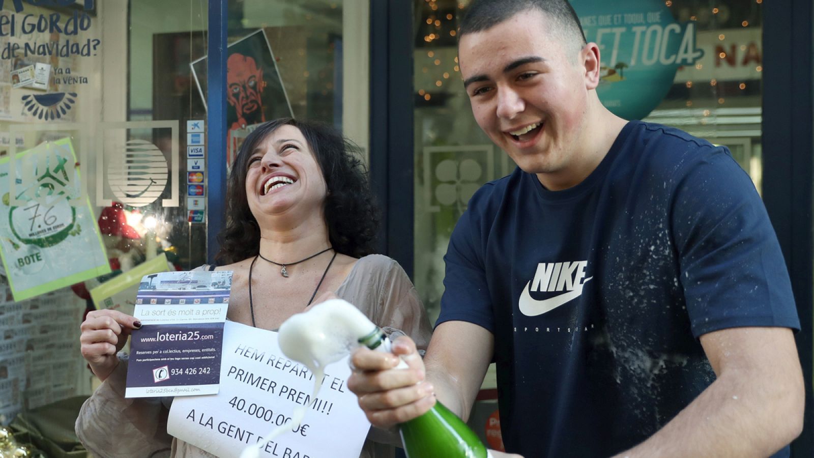 Una lotera celebra que ha dado el 'Gordo' en el sorteo de Loteria de Navidad de 2016