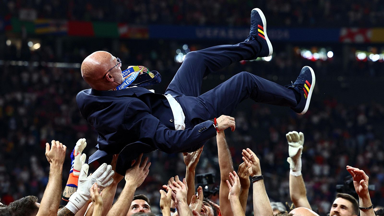 Luis de la Fuente, manteado tras la victoria de la selección en la Eurocopa 2024