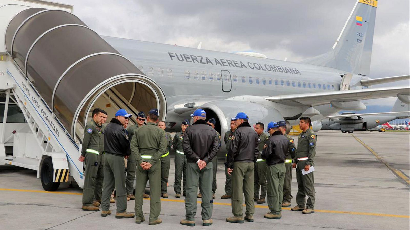 Pilotos de la Fuerza Aeroespacial Colombiana reunidos antes del despegue de una avión rumbo a San Diego