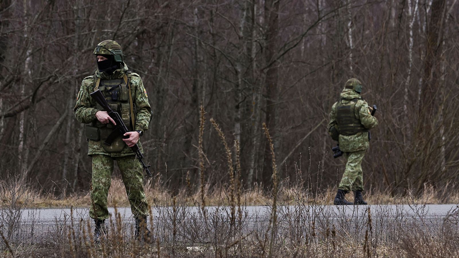 Militares bielorrusos patrullan cerca de la estación de cruce de Novaya Guta en la frontera con Ucrania, en la región de Gomel