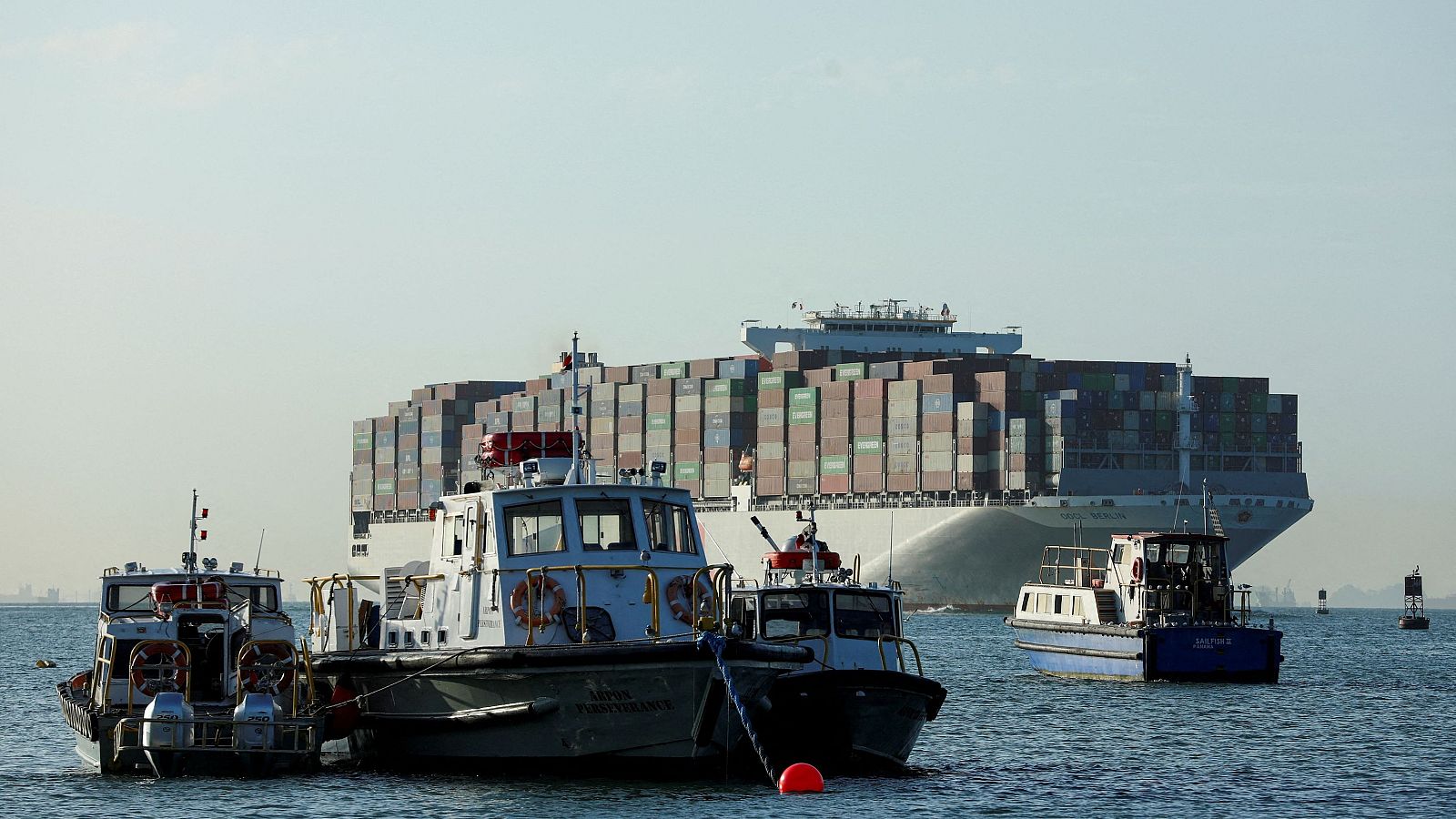 Un barco de carga navega hacia el Puente de las Américas en Panamá