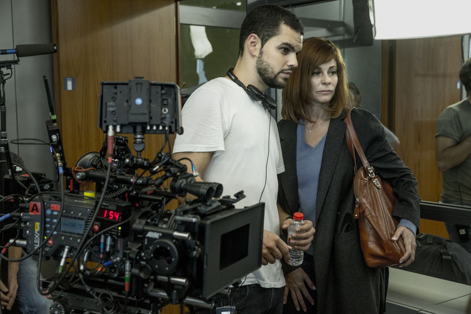 El director de El Pacto, David Victori, con Belén Rueda