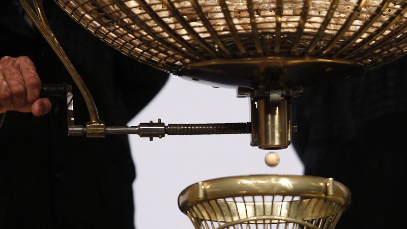 La vida de la bola del 'Gordo' de la Lotería de Navidad: de la fábrica al Teatro Real